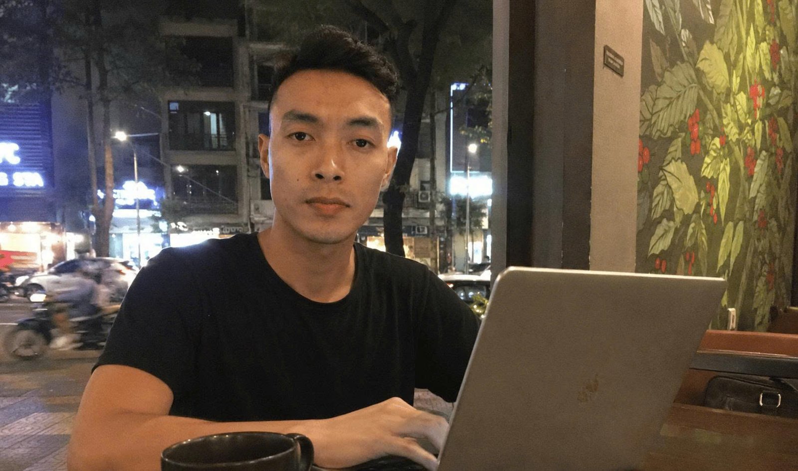 Phan Đông Giang làm việc cùng laptop vào buổi tối