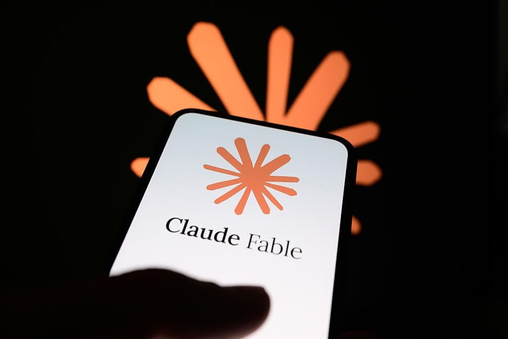 Màn hình điện thoại hiển thị logo và tên Claude Fable