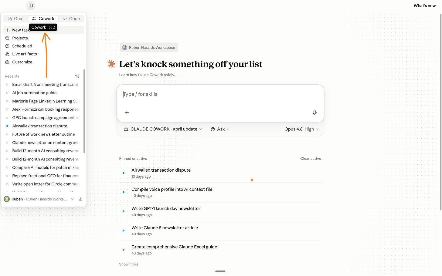 Ảnh chụp màn hình app Claude, chỉ vào tab Cowork ở phía trên bên trái, cạnh tab Chat